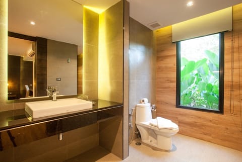 Junior Suite | Bathroom | Shower, hydromassage showerhead, free toiletries, hair dryer