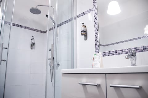 Suite | Bathroom | Hair dryer, towels