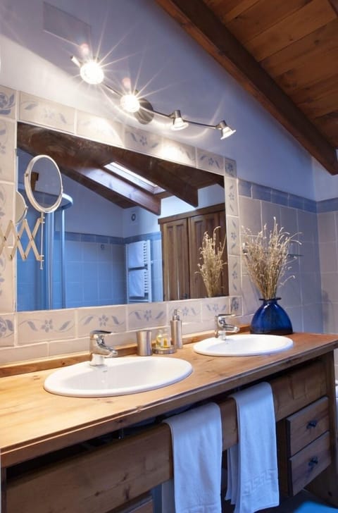 Loft | Bathroom | Free toiletries, hair dryer, towels, shampoo