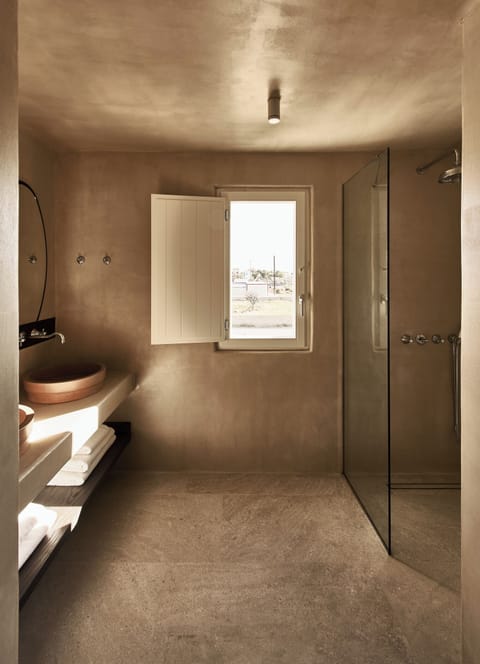 Suite (Saga) | Bathroom | Shower, rainfall showerhead, designer toiletries, hair dryer