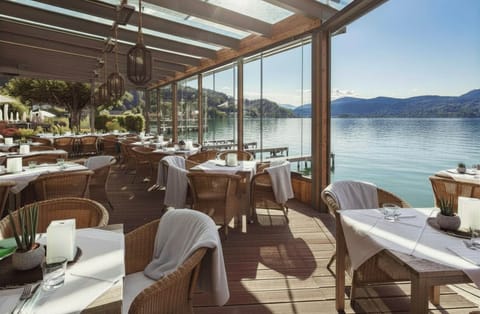 2 restaurants; breakfast, lunch, and dinner served