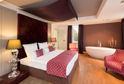 Suite, Kitchenette | Premium bedding, in-room safe, desk, free WiFi