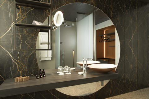 Deluxe Room | Bathroom | Shower, free toiletries, hair dryer, bathrobes