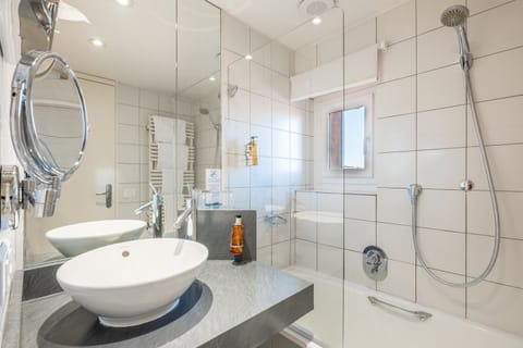 Standard Room | Bathroom | Free toiletries, towels