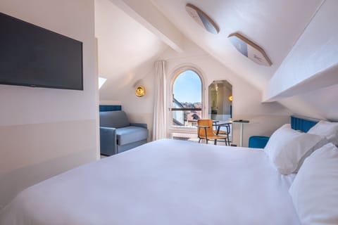 Signature Double Room | In-room safe, free WiFi, bed sheets