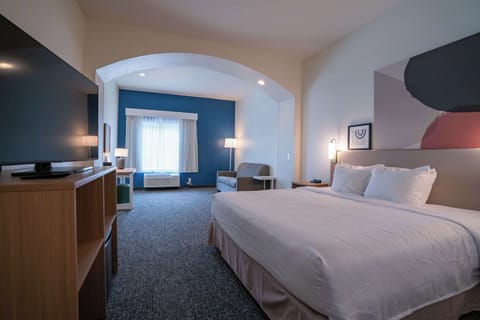 Premium bedding, desk, iron/ironing board, free WiFi