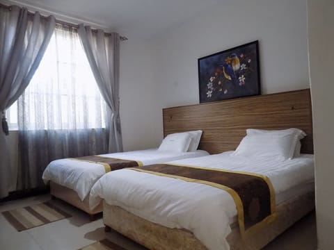 Twin Room | Desk, free WiFi, bed sheets