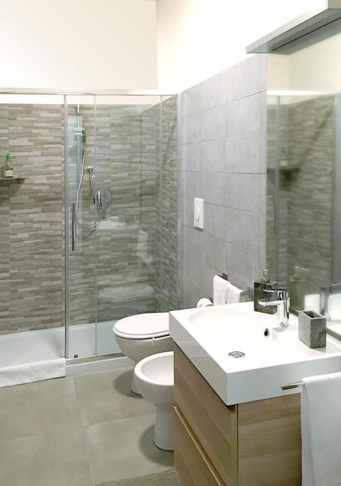 Shower, free toiletries, hair dryer, bidet