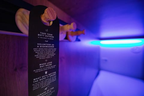 Hypo-allergenic bedding, in-room safe, iron/ironing board, free WiFi