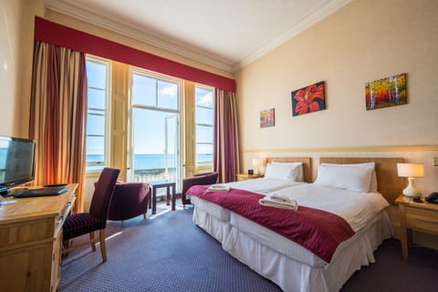 Twin Room, Sea View | Desk, iron/ironing board, bed sheets