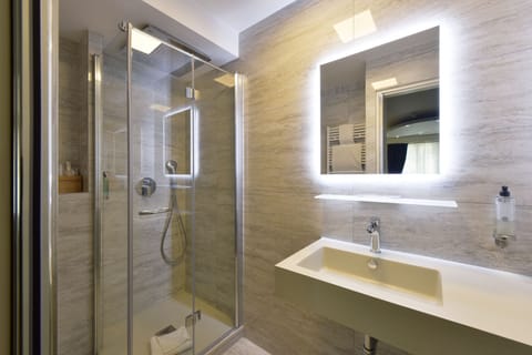 Superior Double or Twin Room | Bathroom | Shower, free toiletries, hair dryer, towels