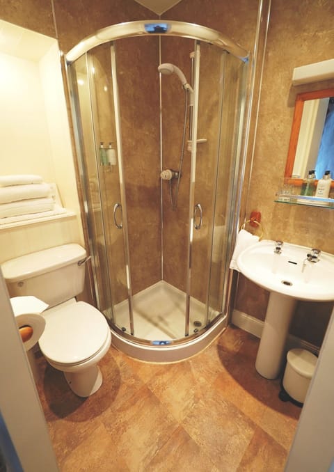 Double Room, 1 Double Bed | Bathroom | Free toiletries, hair dryer, towels