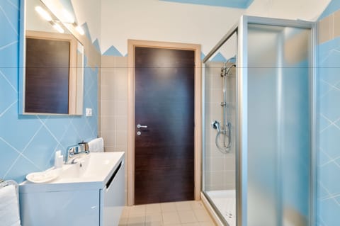 Studio | Bathroom | Shower, free toiletries, hair dryer, bidet