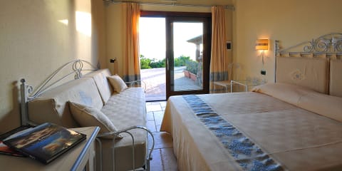 Triple Room | Minibar, in-room safe, desk, cribs/infant beds