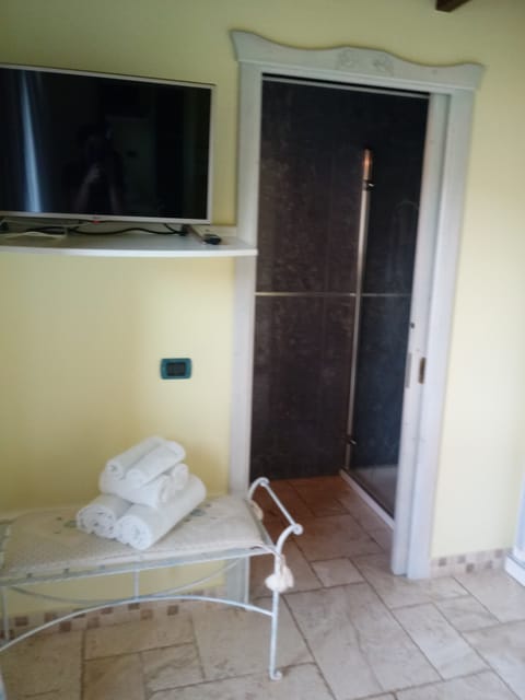 Double Room, Garden View | Room amenity