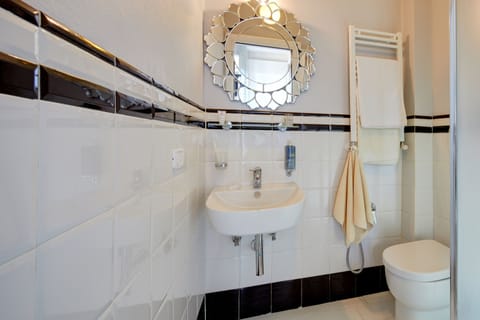 Shower, free toiletries, towels