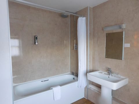 Family Room, Private Bathroom | Bathroom | Free toiletries, hair dryer, towels