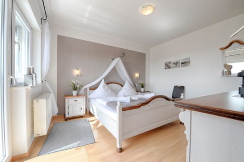 Honeymoon Suite | In-room safe, iron/ironing board, cribs/infant beds, rollaway beds