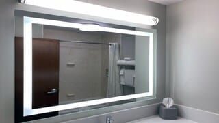 Combined shower/tub, rainfall showerhead, designer toiletries