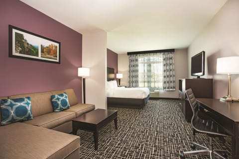 Deluxe Suite, 1 King Bed, Non Smoking (Deluxe Executive Suite) | Premium bedding, desk, blackout drapes, iron/ironing board