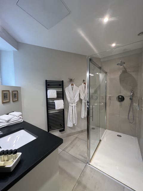 Deluxe Double or Twin Room, Garden View | Bathroom