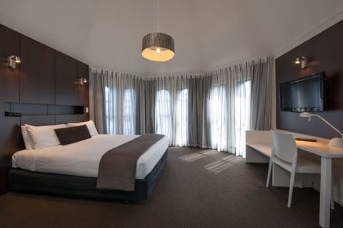1 Bedroom Executive | Iron/ironing board, cribs (surcharge), rollaway beds (surcharge)
