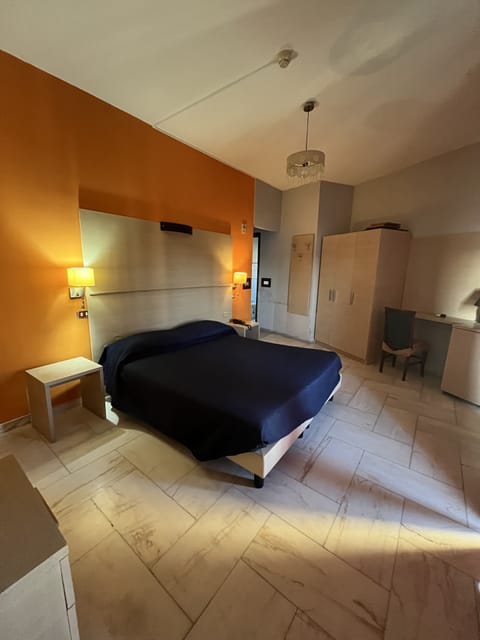 Double Room | Premium bedding, desk, iron/ironing board (on request), WiFi (free)