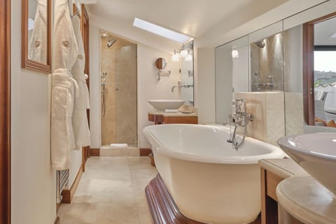 Tropezian Suite | Bathroom | Combined shower/tub, free toiletries, slippers, towels