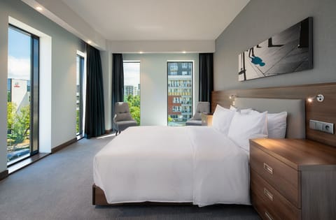 Hypo-allergenic bedding, in-room safe, desk, laptop workspace