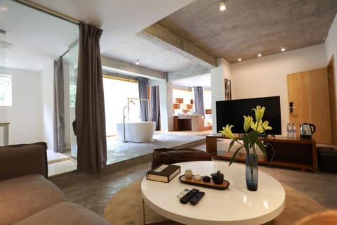 Suite | Desk, blackout drapes, iron/ironing board (on request), WiFi (free)