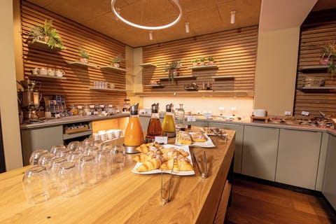 Free daily buffet breakfast