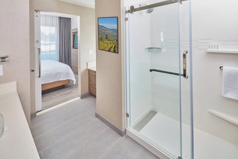 Free toiletries, hair dryer, bathrobes, towels