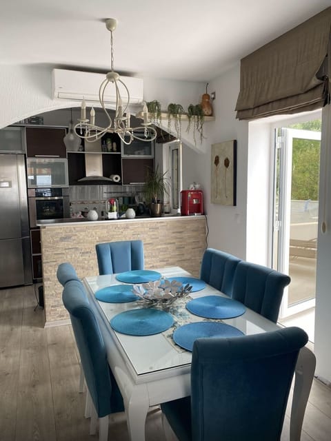 Apartment, 1 Bedroom, Balcony, Sea View | In-room dining