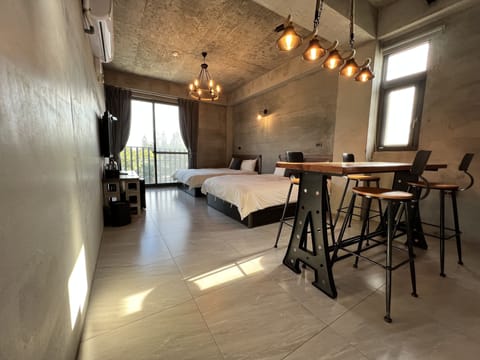 Business Quadruple Room | Desk, blackout drapes, soundproofing, free WiFi