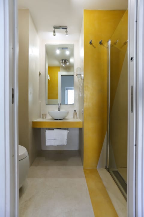 Classic Double Room (Positano) | Bathroom | Shower, free toiletries, hair dryer, bidet