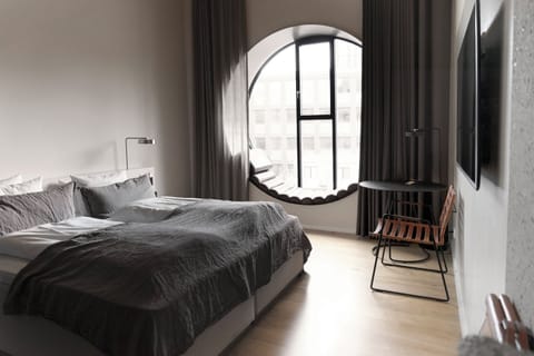 Deluxe Room with Round Window | In-room safe, soundproofing, cribs/infant beds, free WiFi