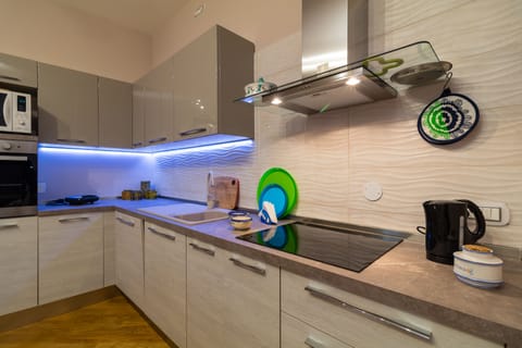 Deluxe Apartment, 1 Bedroom | Private kitchenette | Full-size fridge, microwave, oven, stovetop