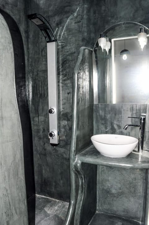 Luxury Apartment, Sea View | Bathroom | Shower, rainfall showerhead, hair dryer, towels