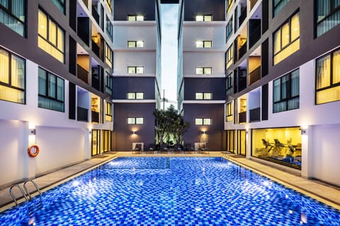 Outdoor pool, sun loungers
