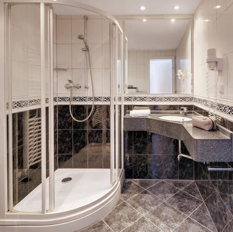 Shower, hair dryer, towels