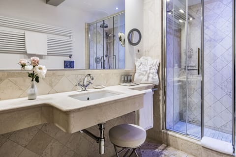 Superior Double Room | Bathroom | Shower, rainfall showerhead, free toiletries, hair dryer