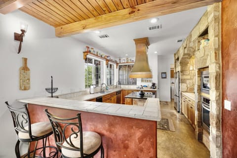Kitchen with plenty of workspace