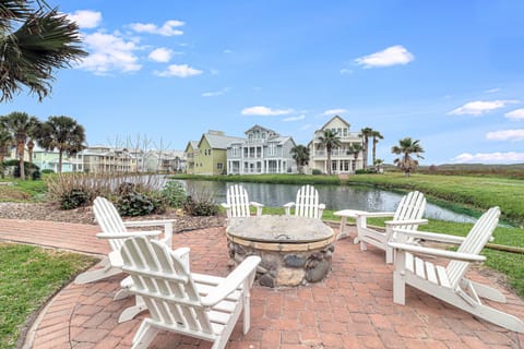 Lakeside Lounge Area