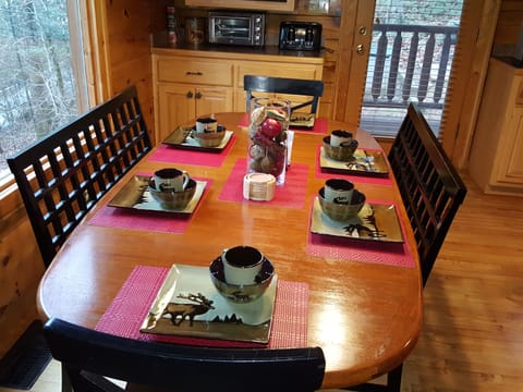 Dining. Wildlife Dinnerware.