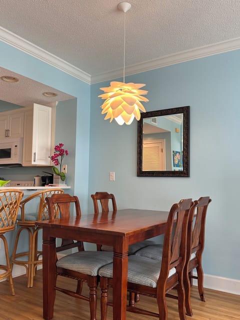 Seating for 4 at the Table with two stools at the Kitchen Counter