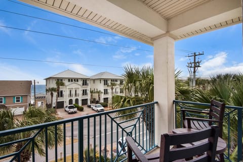 Neptunes Balcony - Gulf is across the street!