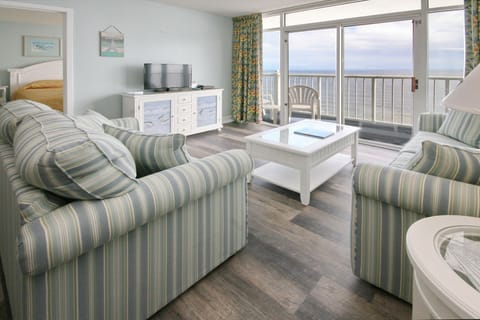 Beautiful Ocean Front Living Room - Beautiful views even while watching Tv