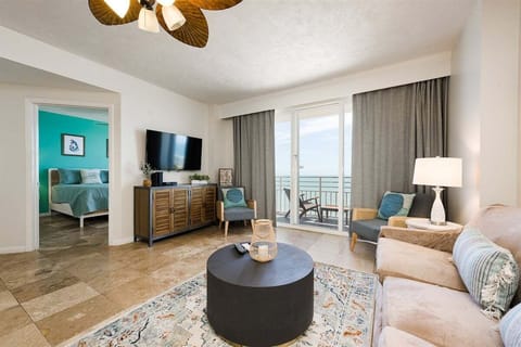 Look at the ocean from the living area