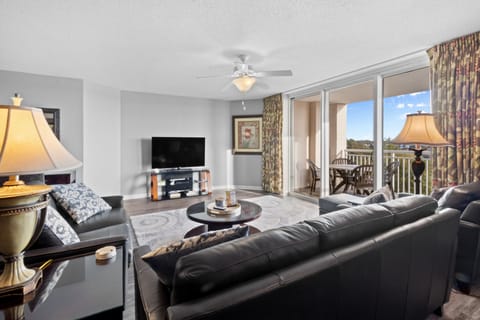 Living Room/Balcony