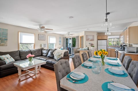 Seat 11 for dinner with 8 at the table and 3 at the peninsula.